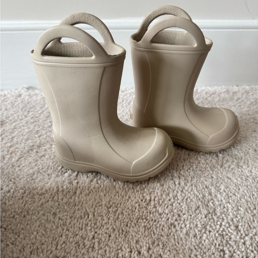 Bearpaw Toddler Waterproof Rain boots Toddler Size 5 Beige